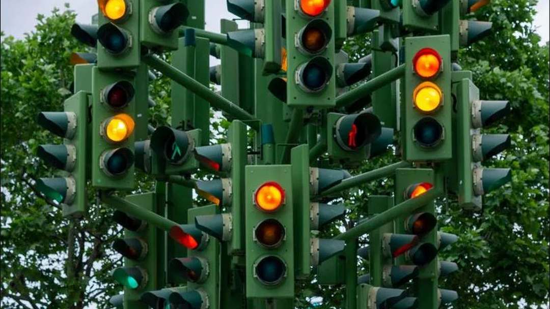 I recently encountered a new traffic light with 4 different signals – I am confused?!?